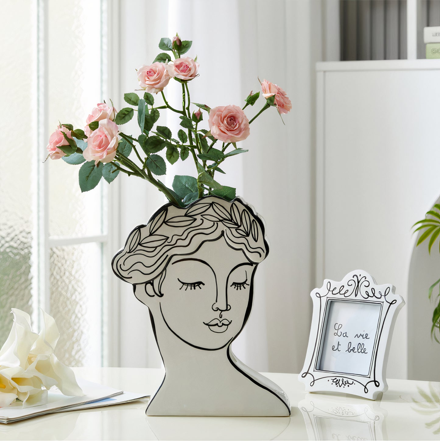 2D French Illustration Vase