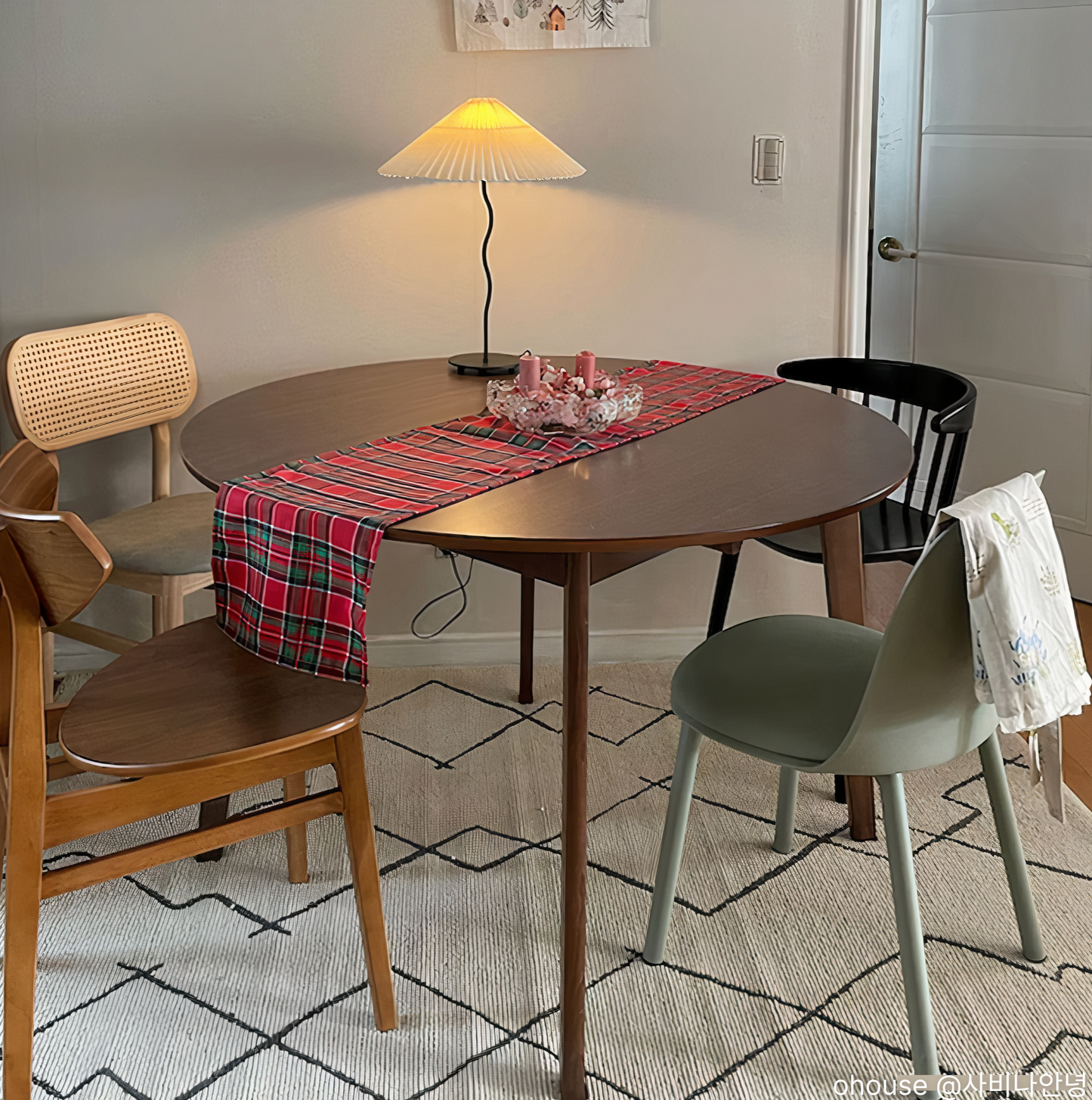 Round Extendable Dining Table