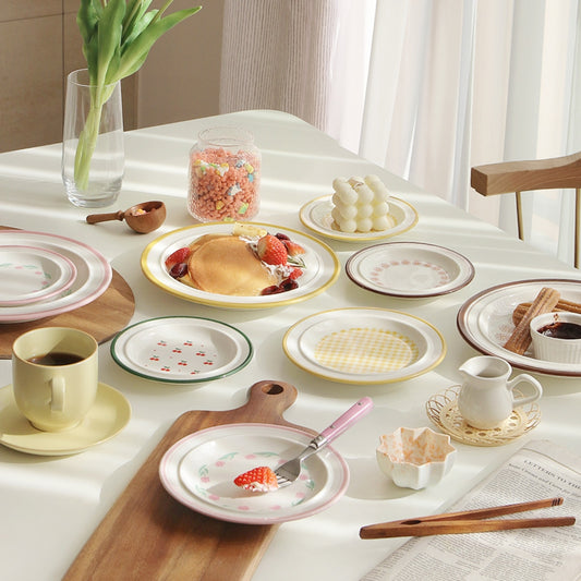 Coucou Retro Charm Dinner Plate - 9" - detail view