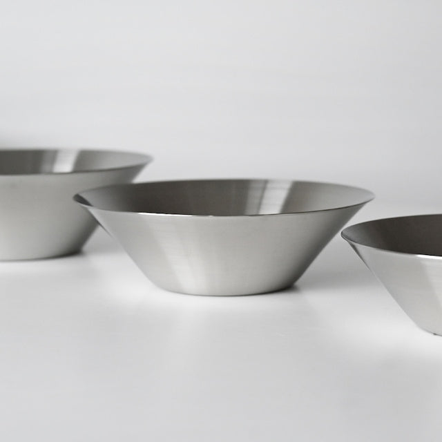 Lamonte 8.5" Stainless Steel Salad Bowl - close up