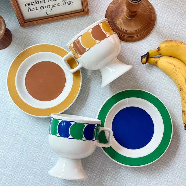 Retro Chain Pedestal Mug - close up