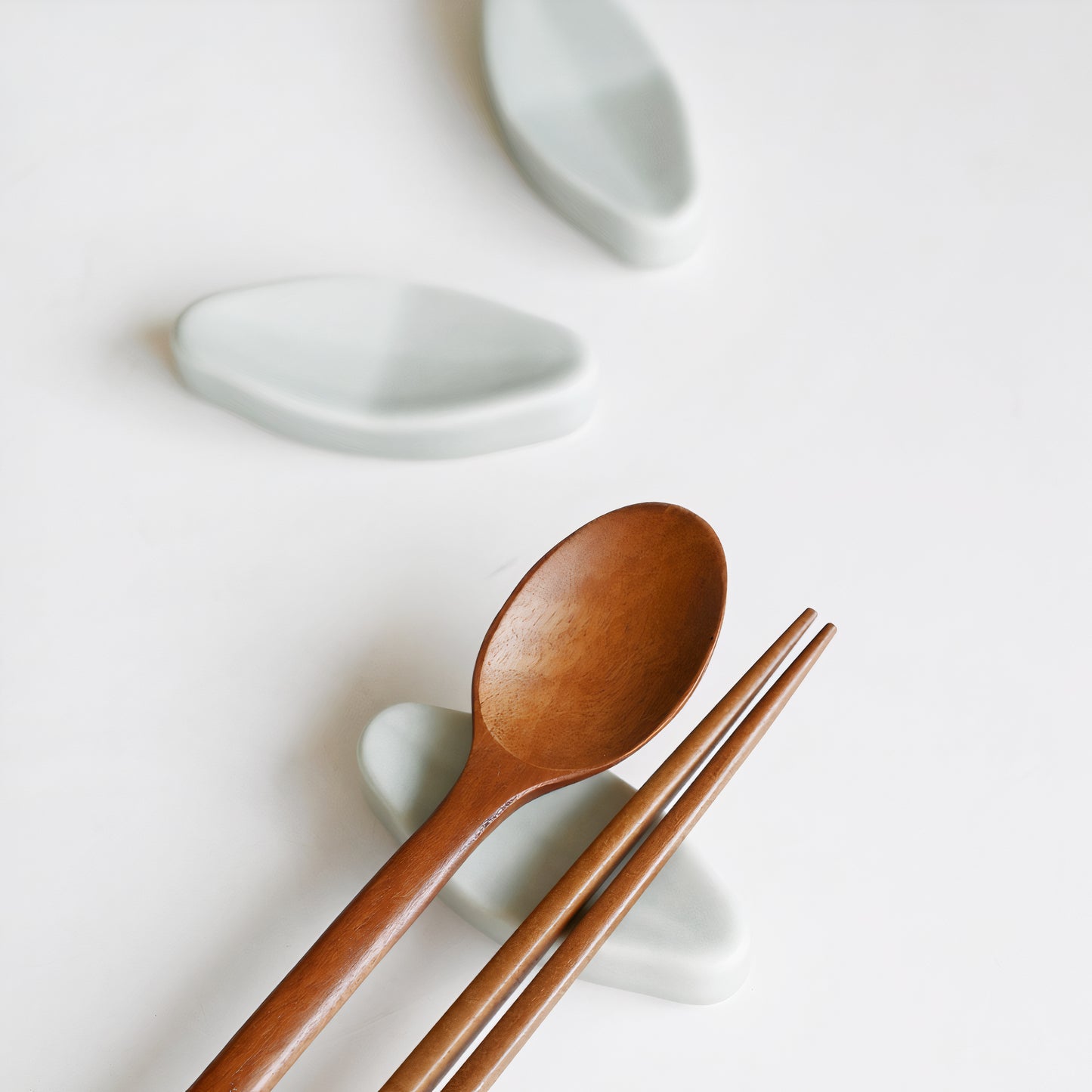 Ceramic Leaf Utensil Rest - lifestyle