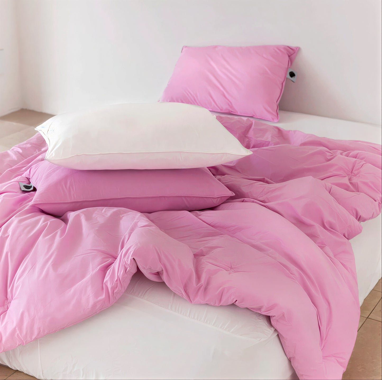 Soft Apple Blend Comforter & Pillow Set - detail view