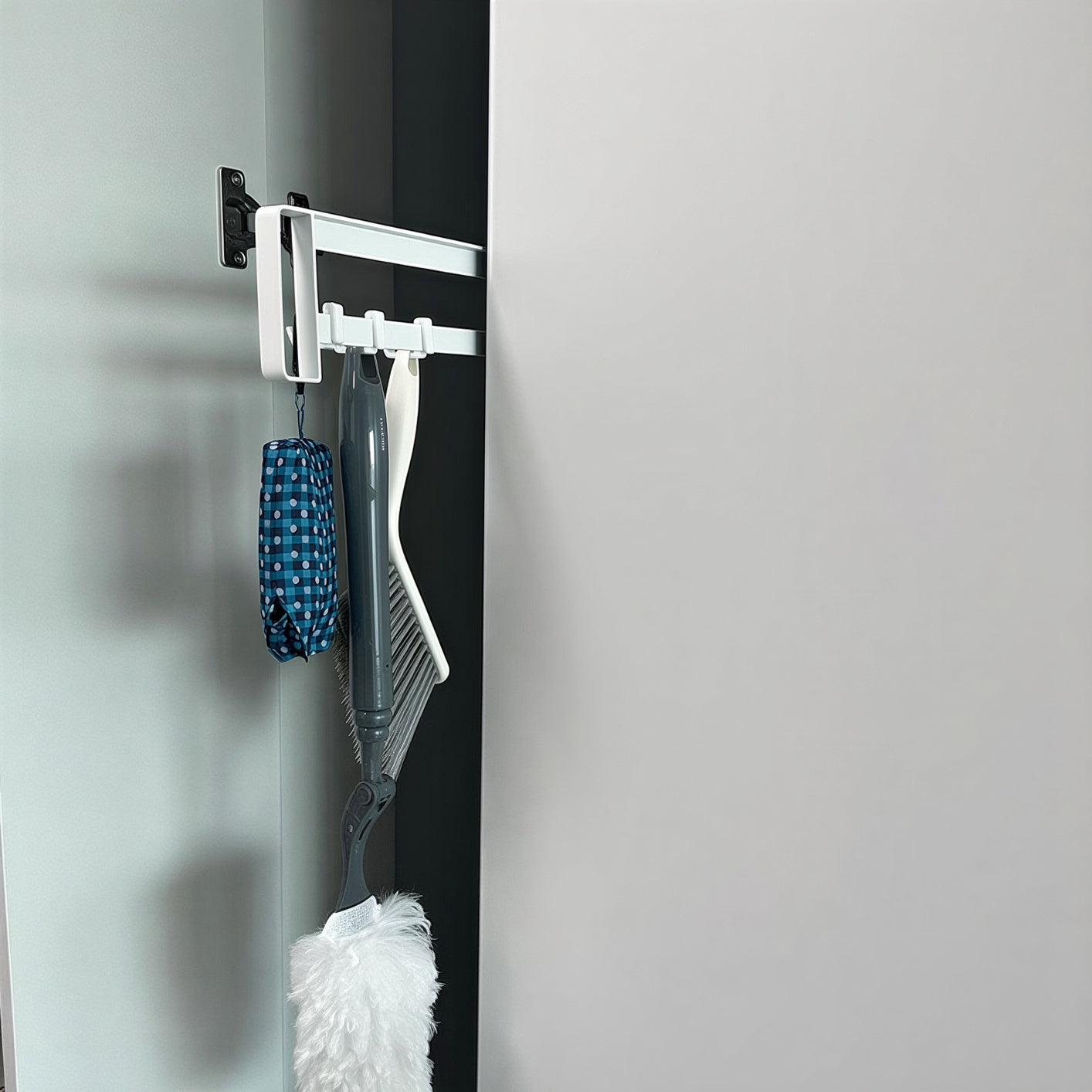 Magnetic Sliding Hanger Rack