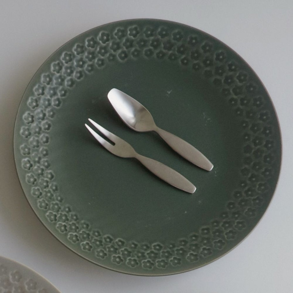 Daisy Rim Ceramic Plate - lifestyle