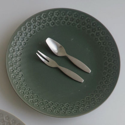 Daisy Rim Ceramic Plate - lifestyle